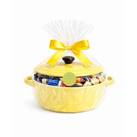 Liten keramikform med påskgodis